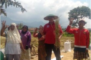 Cabup Acep berfoto bersama dengan petani